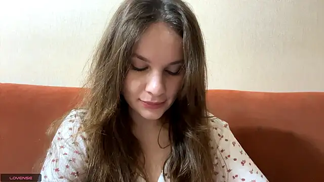 Luna Blossom online show from 27, 11, 2025