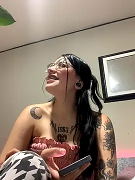 Naomii2 online show from 5, 11, 2025