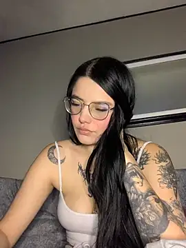 Naomii2 online show from 4, 11, 2025