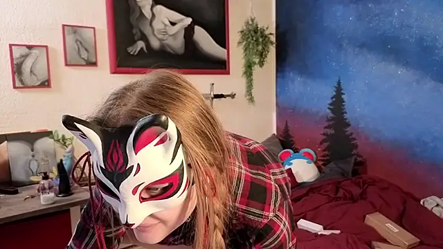 ScarletKitsunyaa online show from 29, 4, 2026