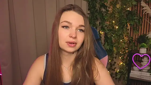 Snapshot of MaryHamilton chatting on 26, 11, 2025 MaryHamilton online show from 26, 11, 2025