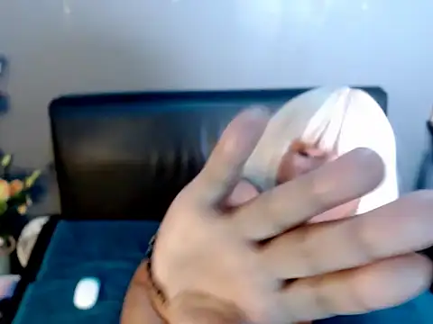 Slipperyebony online show from 17, 11, 2025