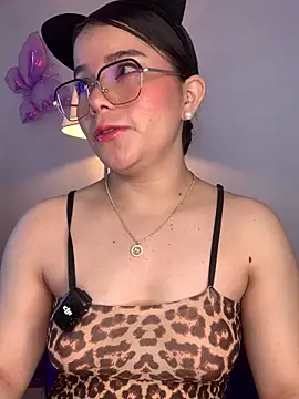 Snapshot of violettabond chatting on 7, 5, 2026 violettabond online show from 7, 5, 2026