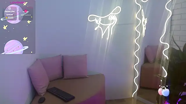 PEACHY TAY online show from 10, 11, 2025