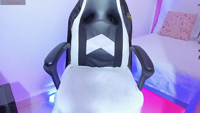 Emi Rosee online show from 26, 11, 2025