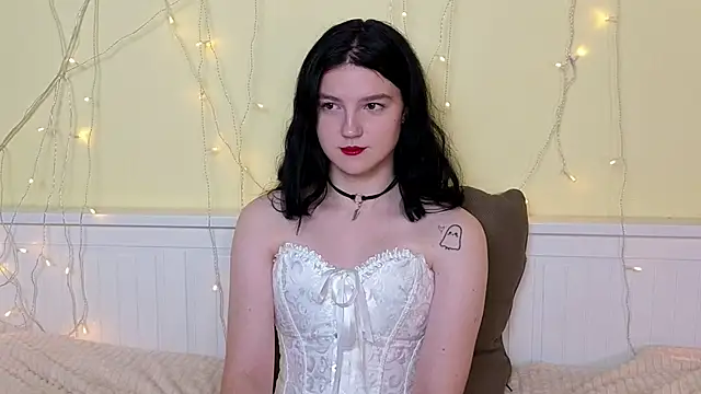 LatinaHuguenin online show from 17, 11, 2025