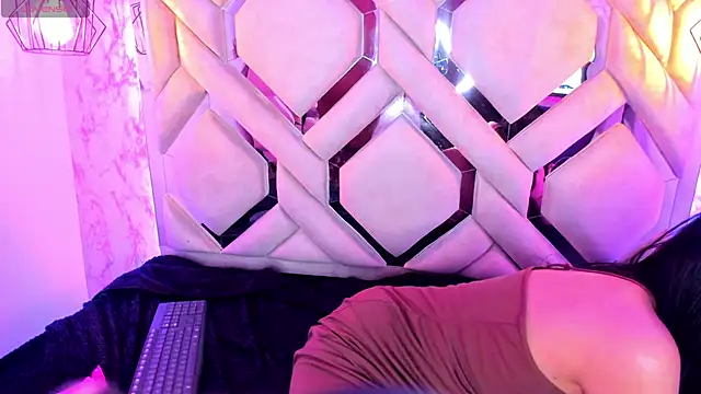 Yanna pink online show from 9, 11, 2025