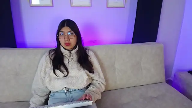 Mia Blair  online show from 7, 11, 2025