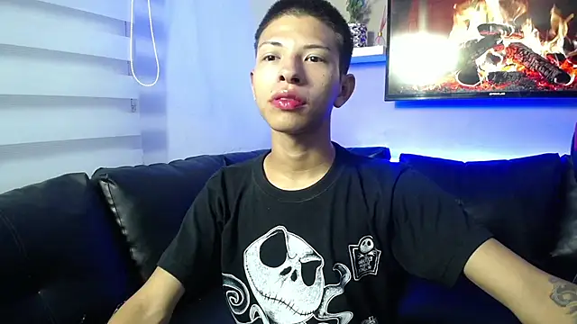 Snapshot of Tessachains_2_ chatting on 22, 12, 2025 Tessachains 2 online show from 22, 12, 2025