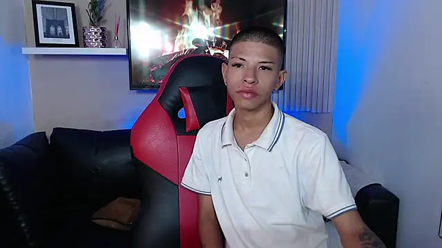 Snapshot of Tessachains_2_ chatting on 1, 12, 2025 Tessachains 2 online show from 1, 12, 2025