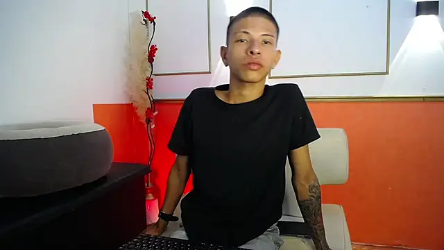 Snapshot of Tessachains_2_ chatting on 4, 12, 2025 Tessachains 2 online show from 4, 12, 2025