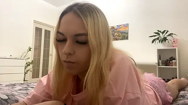 Snapshot of GingerMikos chatting on 22, 11, 2025 GingerMikos online show from 22, 11, 2025