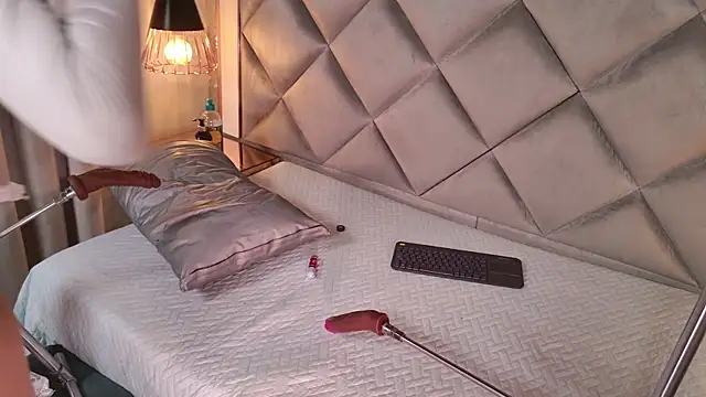 Snapshot of crystal_gilton chatting on 18, 7, 2026 crystal gilton online show from 18, 7, 2026
