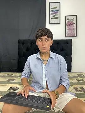 Miia Hoot online show from 11, 11, 2025