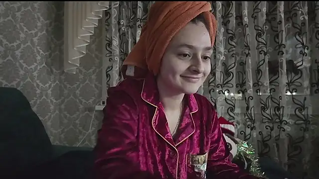 Snapshot of SweetLiaison chatting on 18, 12, 2025 SweetLiaison online show from 18, 12, 2025