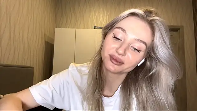 MoonlitCrystalia online show from 11, 11, 2025
