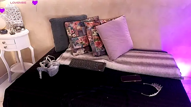 BellaRooux online show from 15, 12, 2025