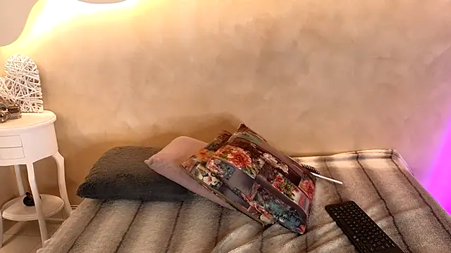 BellaRooux online show from 8, 1, 2026