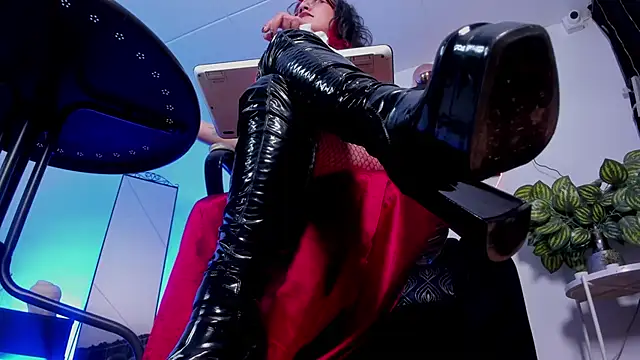 Halley Ravenn online show from 14, 6, 2026