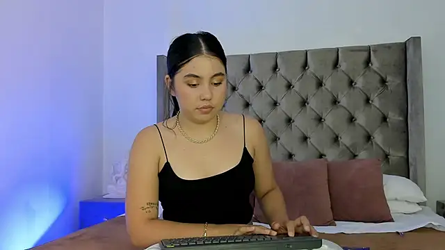 NikkiBotero online show from 26, 11, 2025