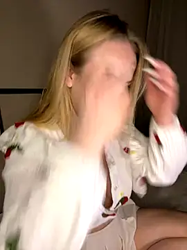 MilaHester online show from 30, 11, 2025