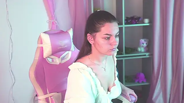 Snapshot of FrancescaCavaliere chatting on 17, 12, 2025 FrancescaCavaliere online show from 17, 12, 2025