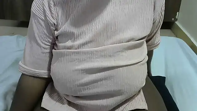 Snapshot of she-- chatting on 25, 11, 2025 she-- online show from 25, 11, 2025