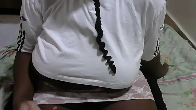 Snapshot of she-- chatting on 26, 11, 2025 she-- online show from 26, 11, 2025