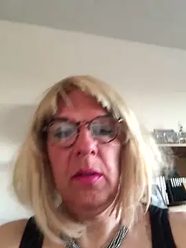 Snapshot of simone_xdressing chatting on 29, 4, 2026 simone xdressing online show from 29, 4, 2026