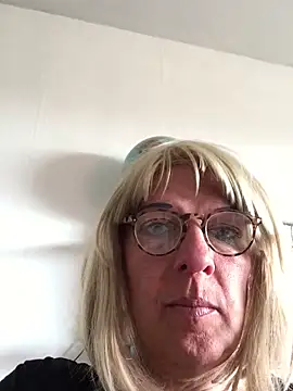 Snapshot of simone_xdressing chatting on 26, 4, 2026 simone xdressing online show from 26, 4, 2026
