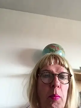 simone xdressing online show from 15, 3, 2025