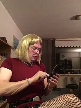 simone xdressing online show from 2, 10, 2025