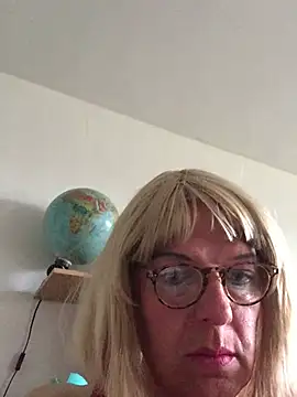 Snapshot of simone_xdressing chatting on 3, 5, 2026 simone xdressing online show from 3, 5, 2026