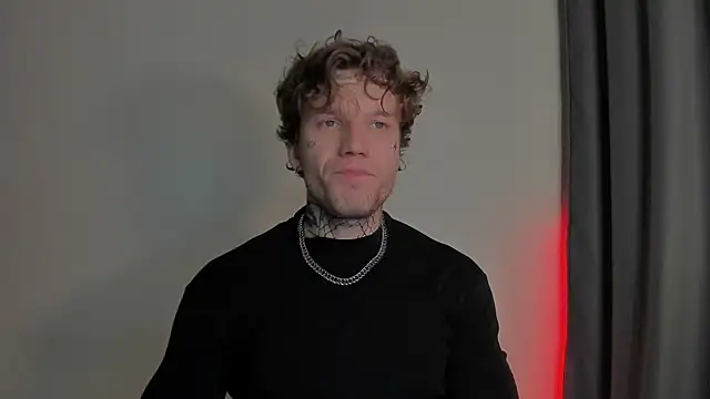 Snapshot of Huntall77 chatting on 18, 11, 2025 Huntall77 online show from 18, 11, 2025