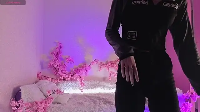 Kitty gaze online show from 3, 4, 2026