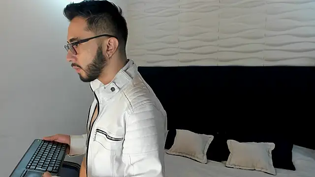 Snapshot of dave_wolff chatting on 17, 11, 2025 dave wolff online show from 17, 11, 2025