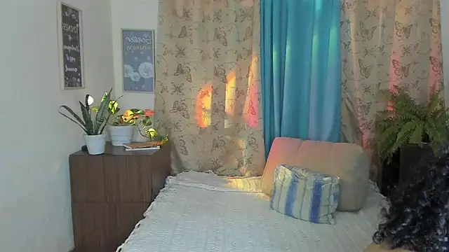 Snapshot of Angel_White25 chatting on 20, 11, 2025 Angel White25 online show from 20, 11, 2025