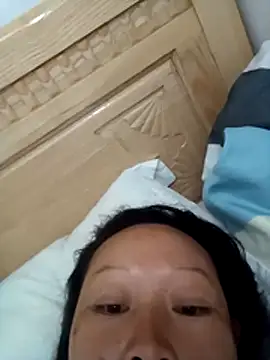 girl-hot2x online show from 24, 11, 2025