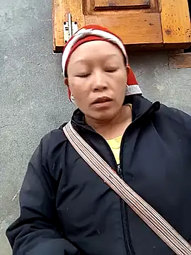 girl-hot2x online show from 11, 11, 2025