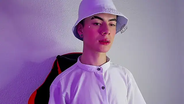 Snapshot of divine_philp77 chatting on 20, 11, 2025 divine philp77 online show from 20, 11, 2025