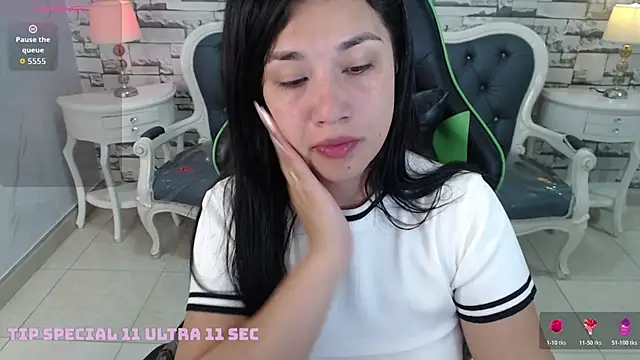 Snapshot of Violetta_jhonson_a chatting on 13, 11, 2025 Violetta jhonson a online show from 13, 11, 2025