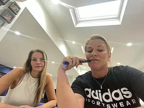 Cutebrowneyes  online show from 12, 11, 2025