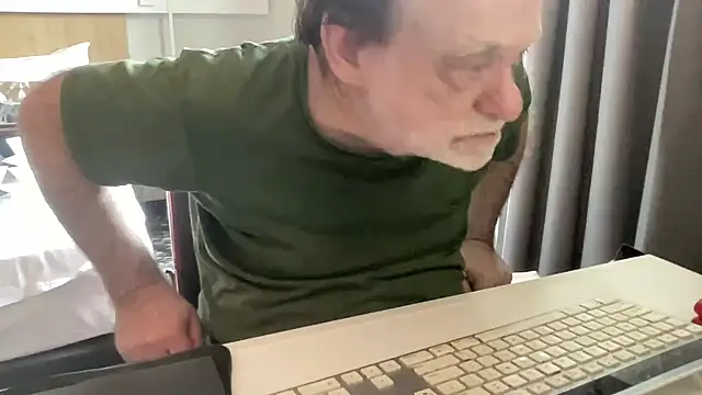 Snapshot of coach-karl chatting on 17, 3, 2026 coach-karl online show from 17, 3, 2026