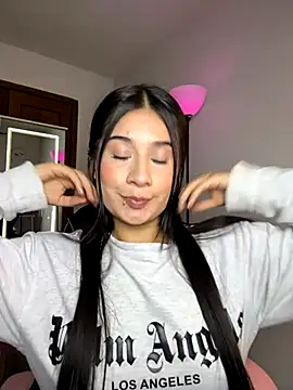 Hannaah wood online show from 28, 11, 2025