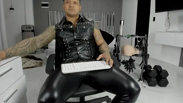 Snapshot of master_leather chatting on 10, 6, 2026 master leather online show from 10, 6, 2026
