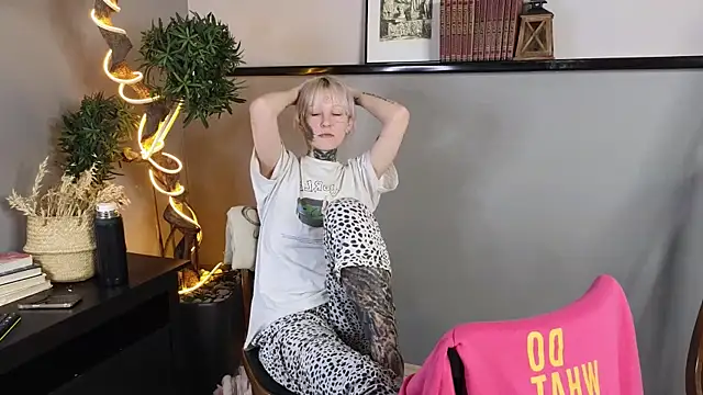 IsauraGarratt online show from 15, 11, 2025