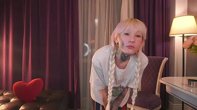 IsauraGarratt online show from 18, 11, 2025