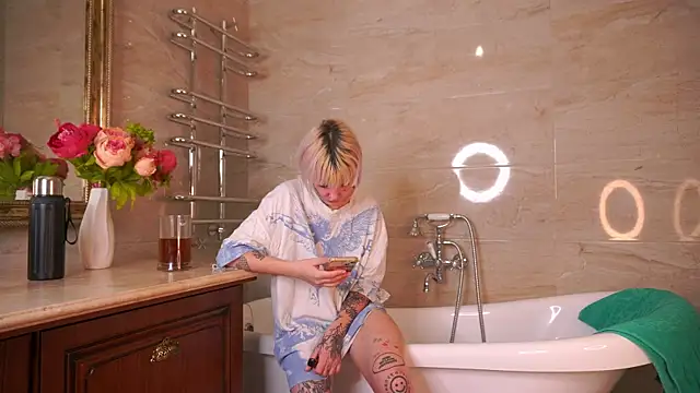 IsauraGarratt online show from 29, 11, 2025