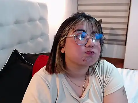 YiniBelle online show from 23, 12, 2025