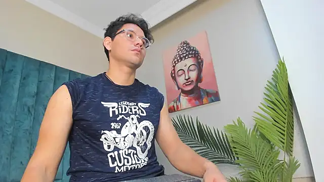 Snapshot of DhannLee chatting on 21, 11, 2025 DhannLee online show from 21, 11, 2025